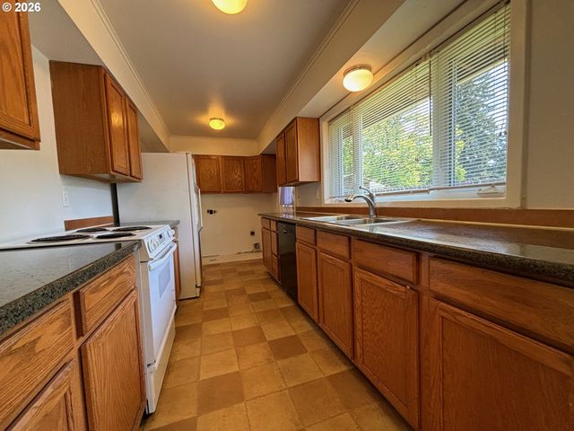 16800 Se IVON St, Portland, OR 97236