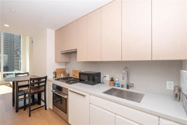 877 Francisco Street 819, Los Angeles, CA 90017