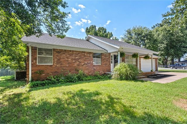999 S Curtis Avenue, Pea Ridge, AR 72751