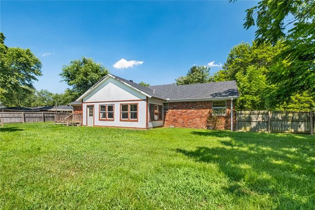 999 S Curtis Avenue, Pea Ridge, AR 72751