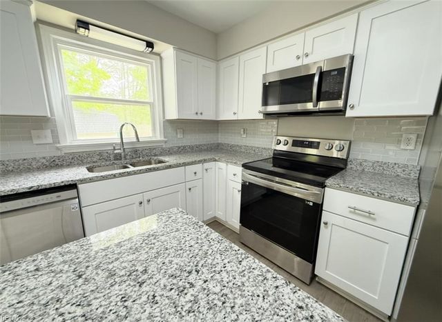 458 Warner Hall PL, Newport News, VA 23608