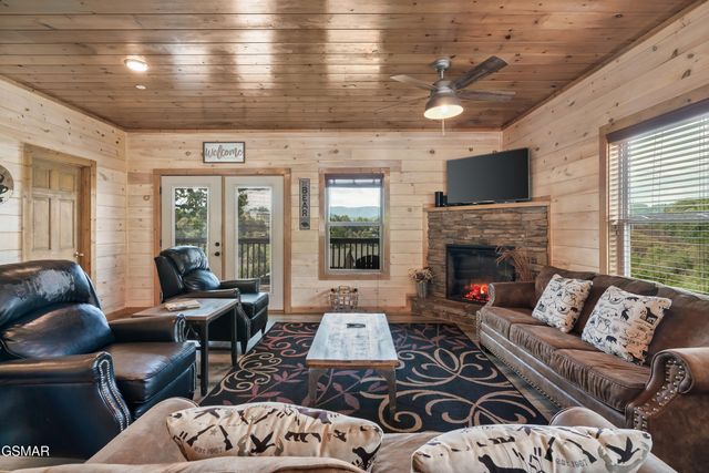 1129 Cove Falls Way, Pigeon Forge, TN 37863