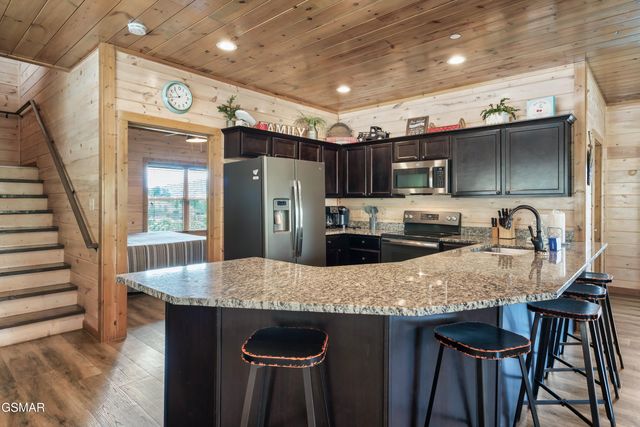 1129 Cove Falls Way, Pigeon Forge, TN 37863