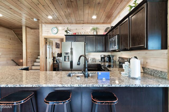 1129 Cove Falls Way, Pigeon Forge, TN 37863