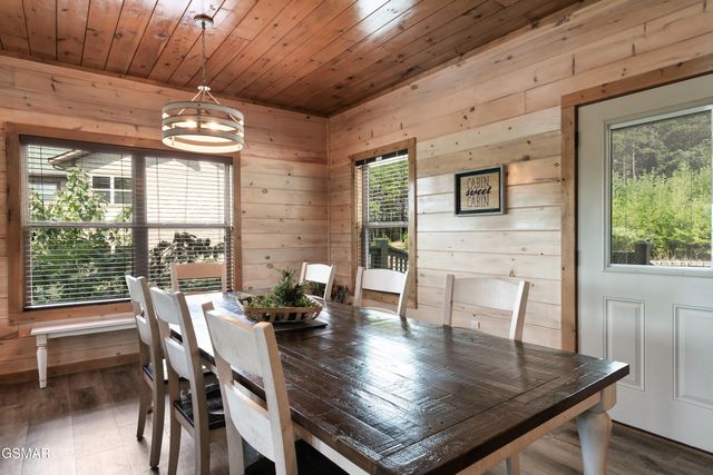 1129 Cove Falls Way, Pigeon Forge, TN 37863