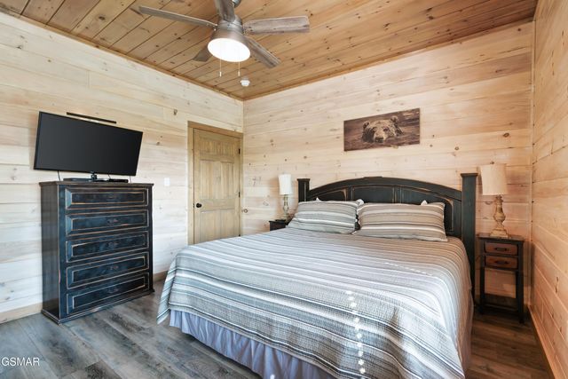 1129 Cove Falls Way, Pigeon Forge, TN 37863