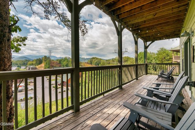 1129 Cove Falls Way, Pigeon Forge, TN 37863