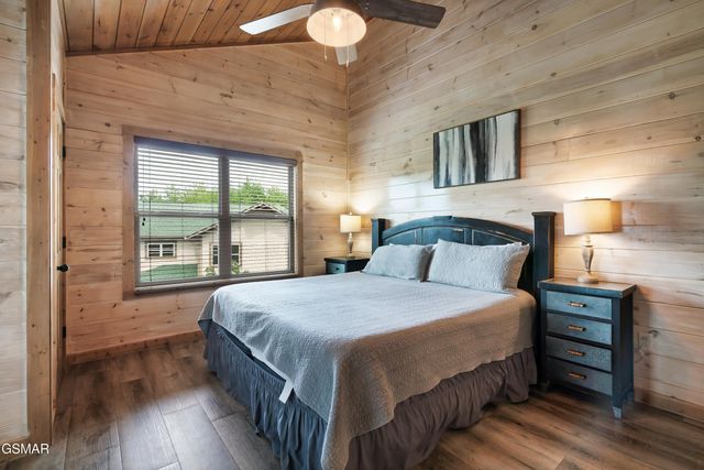 1129 Cove Falls Way, Pigeon Forge, TN 37863