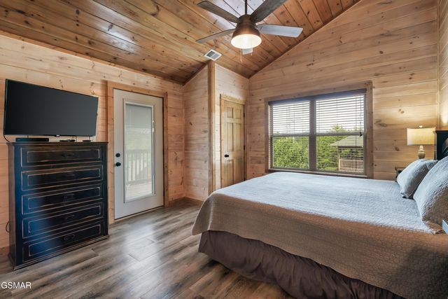 1129 Cove Falls Way, Pigeon Forge, TN 37863