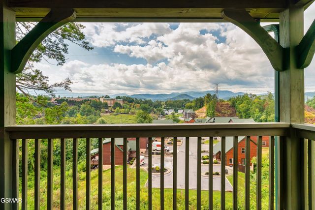 1129 Cove Falls Way, Pigeon Forge, TN 37863