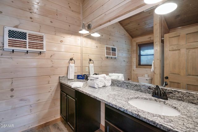 1129 Cove Falls Way, Pigeon Forge, TN 37863