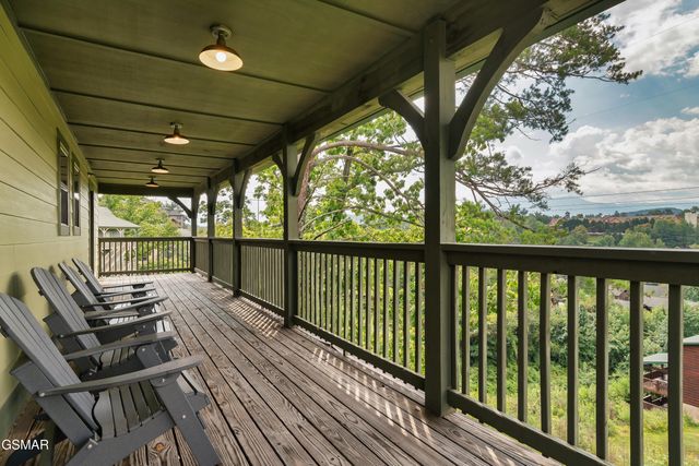 1129 Cove Falls Way, Pigeon Forge, TN 37863