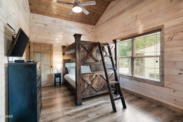 1129 Cove Falls Way, Pigeon Forge, TN 37863