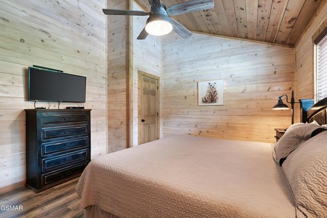 1129 Cove Falls Way, Pigeon Forge, TN 37863