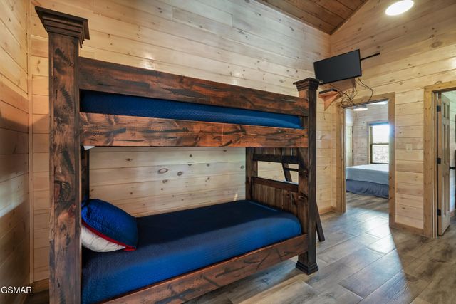 1129 Cove Falls Way, Pigeon Forge, TN 37863