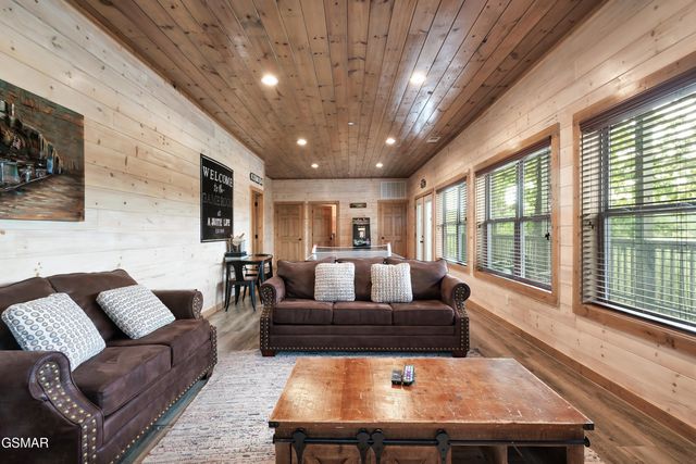 1129 Cove Falls Way, Pigeon Forge, TN 37863