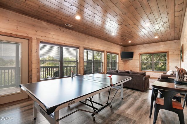 1129 Cove Falls Way, Pigeon Forge, TN 37863