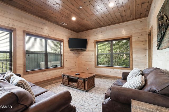 1129 Cove Falls Way, Pigeon Forge, TN 37863