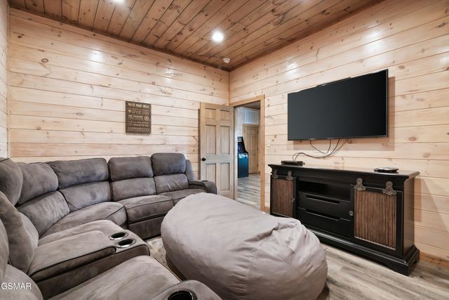 1129 Cove Falls Way, Pigeon Forge, TN 37863