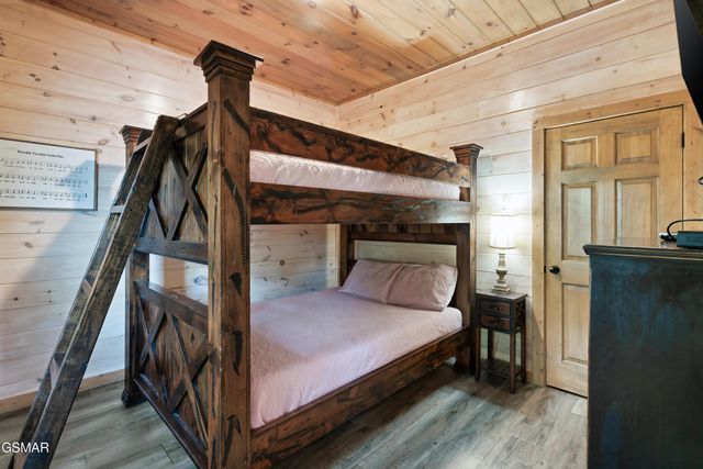 1129 Cove Falls Way, Pigeon Forge, TN 37863