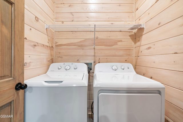 1129 Cove Falls Way, Pigeon Forge, TN 37863