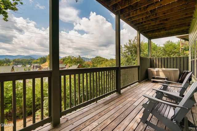 1129 Cove Falls Way, Pigeon Forge, TN 37863