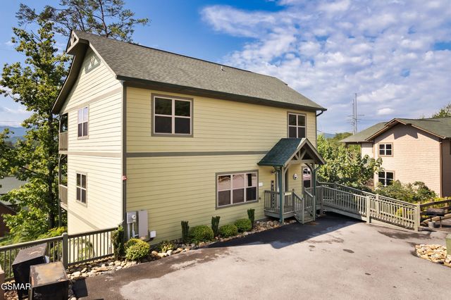 1129 Cove Falls Way, Pigeon Forge, TN 37863