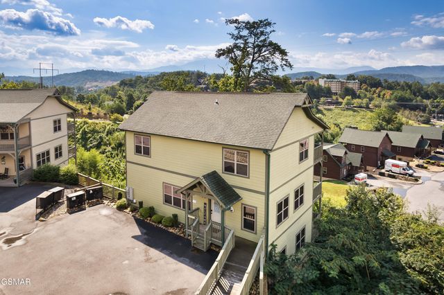 1129 Cove Falls Way, Pigeon Forge, TN 37863