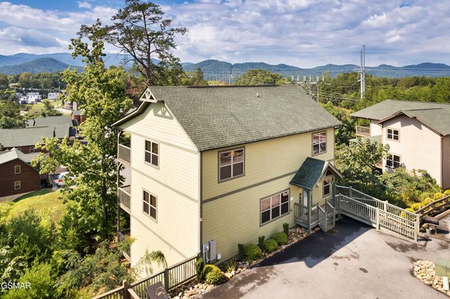 1129 Cove Falls Way, Pigeon Forge, TN 37863