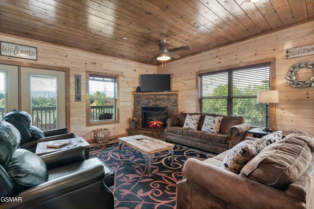 1129 Cove Falls Way, Pigeon Forge, TN 37863