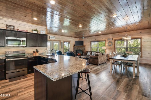 1129 Cove Falls Way, Pigeon Forge, TN 37863