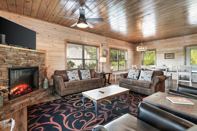 1129 Cove Falls Way, Pigeon Forge, TN 37863