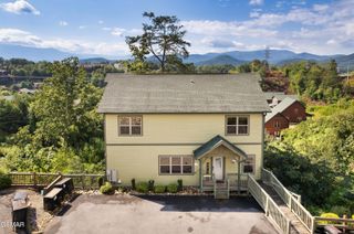 1129 Cove Falls Way, Pigeon Forge, TN 37863