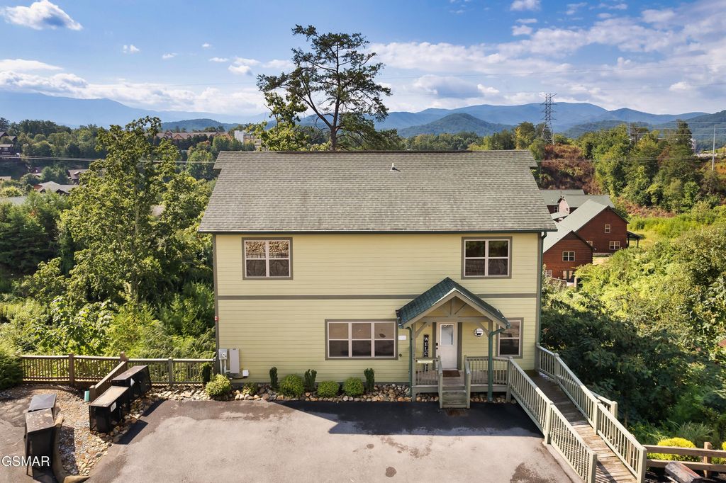 1129 Cove Falls Way, Pigeon Forge, TN 37863