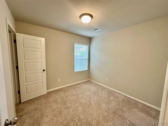 10561 S 284th East Avenue, Coweta, OK 74429