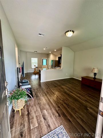 10561 S 284th East Avenue, Coweta, OK 74429