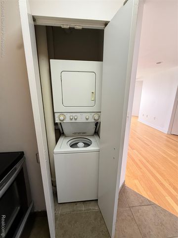 300 Riverfront Drive 14-G, Detroit, MI 48226