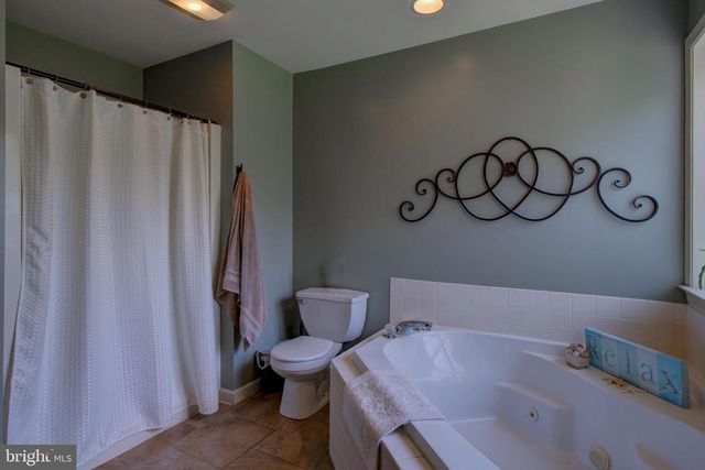 16 HEMLOCK DR, Lancaster, PA 17602