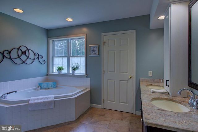 16 HEMLOCK DR, Lancaster, PA 17602