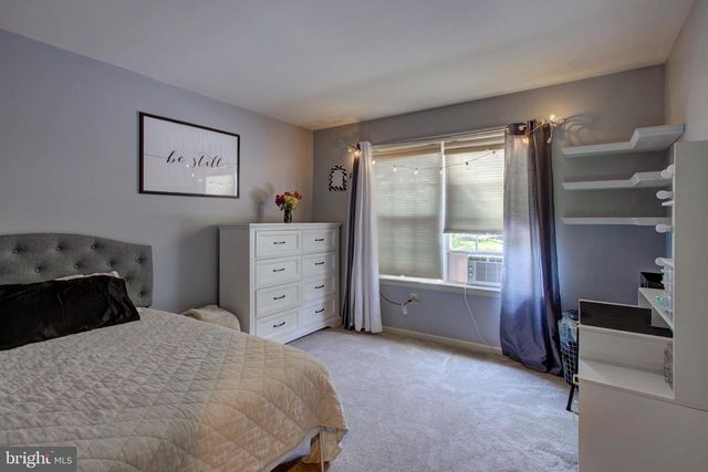 16 HEMLOCK DR, Lancaster, PA 17602