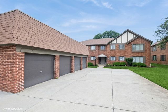 48 Parliament Drive W 132, Palos Heights, IL 60463