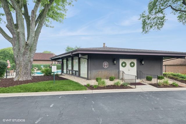 48 Parliament Drive W 132, Palos Heights, IL 60463