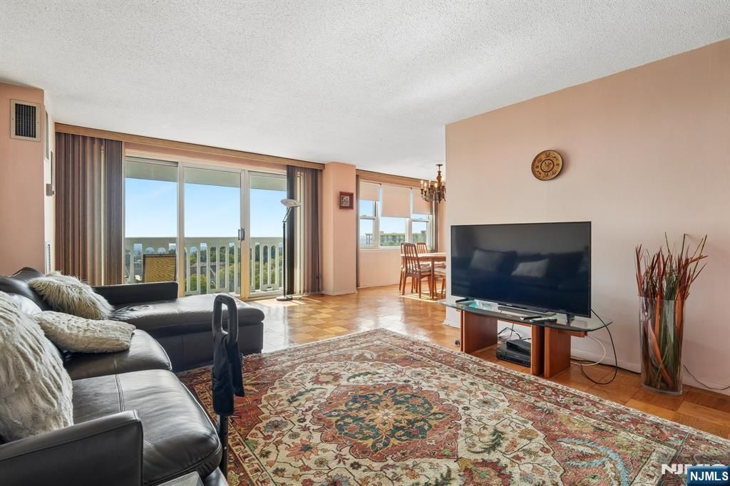 555 North Avenue 10-G, Fort Lee, NJ 07024