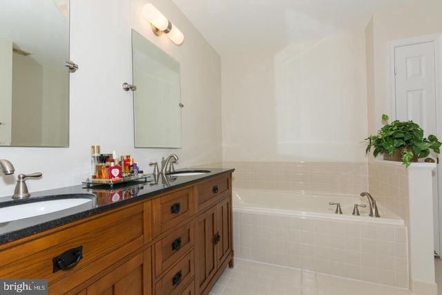 8035 GALLA KNOLL CIR, Springfield, VA 22153