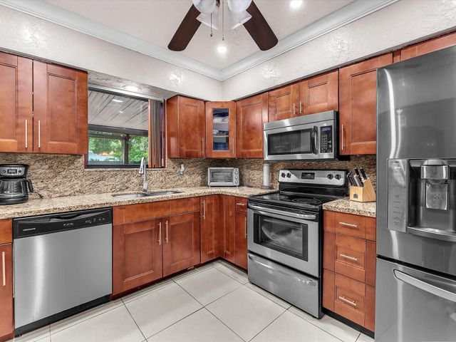 6631 SW 24th St, Miramar, FL 33023