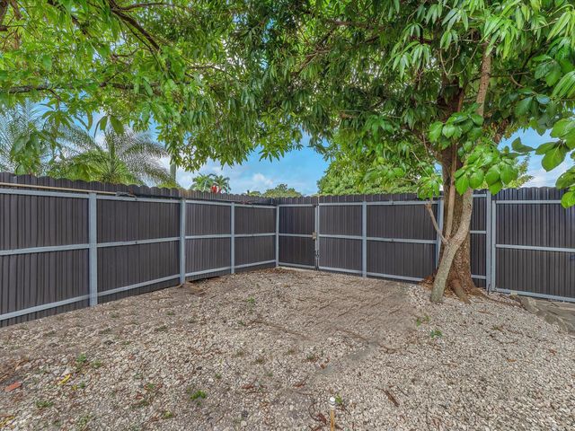 6631 SW 24th St, Miramar, FL 33023