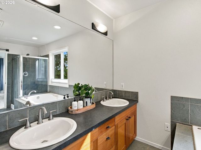 5648 Se CAMPANARIO Rd, Milwaukie, OR 97222