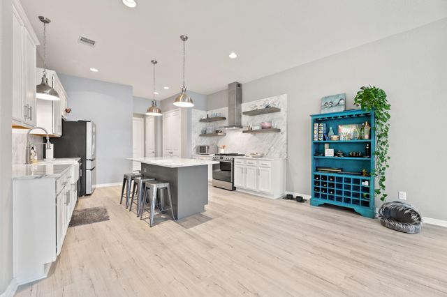 709 N Bayshore Drive, La Porte, TX 77571