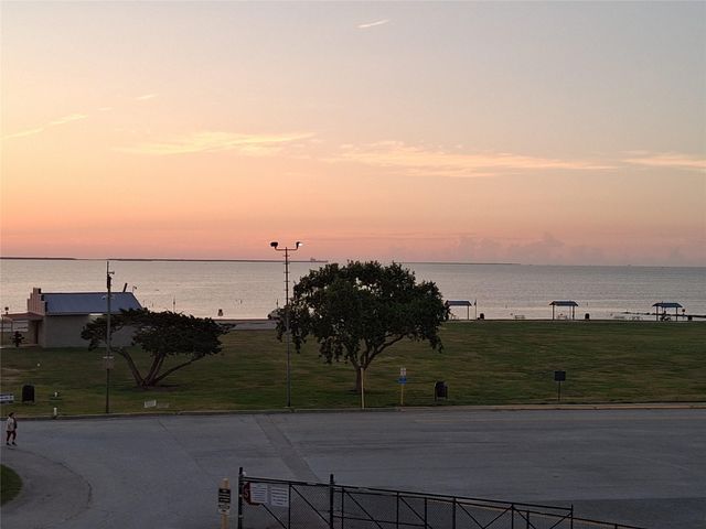 709 N Bayshore Drive, La Porte, TX 77571