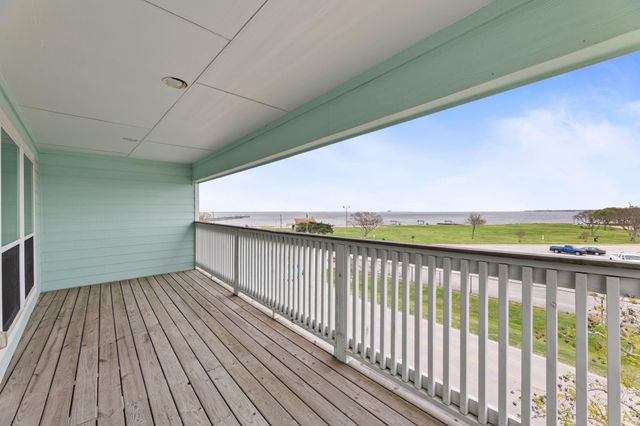 709 N Bayshore Drive, La Porte, TX 77571